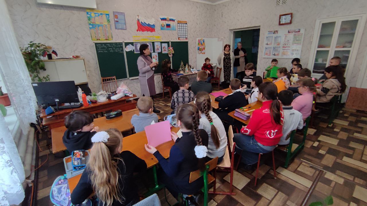 9 декабря 2025г. сотрудниками Музейного комплекса боевой славы на р.Миус был проведен мастер-класс «Новогодняя ёлочка» и выставка новогодних работ мастеров народного клуба «Луч творчества» на базе Хрустальской школы №33... 9 декабря 2025г. сотрудниками Музейного комплекса боевой славы на р.Миус был проведен мастер-класс «Новогодняя ёлочка» и выставка новогодних работ мастеров народного клуба «Луч творчества» на базе Хрустальской школы №33...