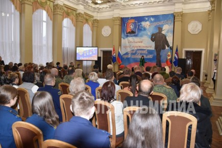 В Стаханове чествовали Героев Отечества