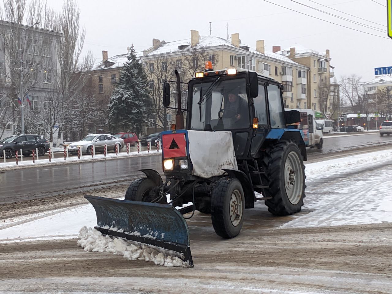 В связи с резким ухудшением погодных условий МУП «Луганскгортранс» приступил к очистке тротуаров от снега и их посыпке пескосмесью