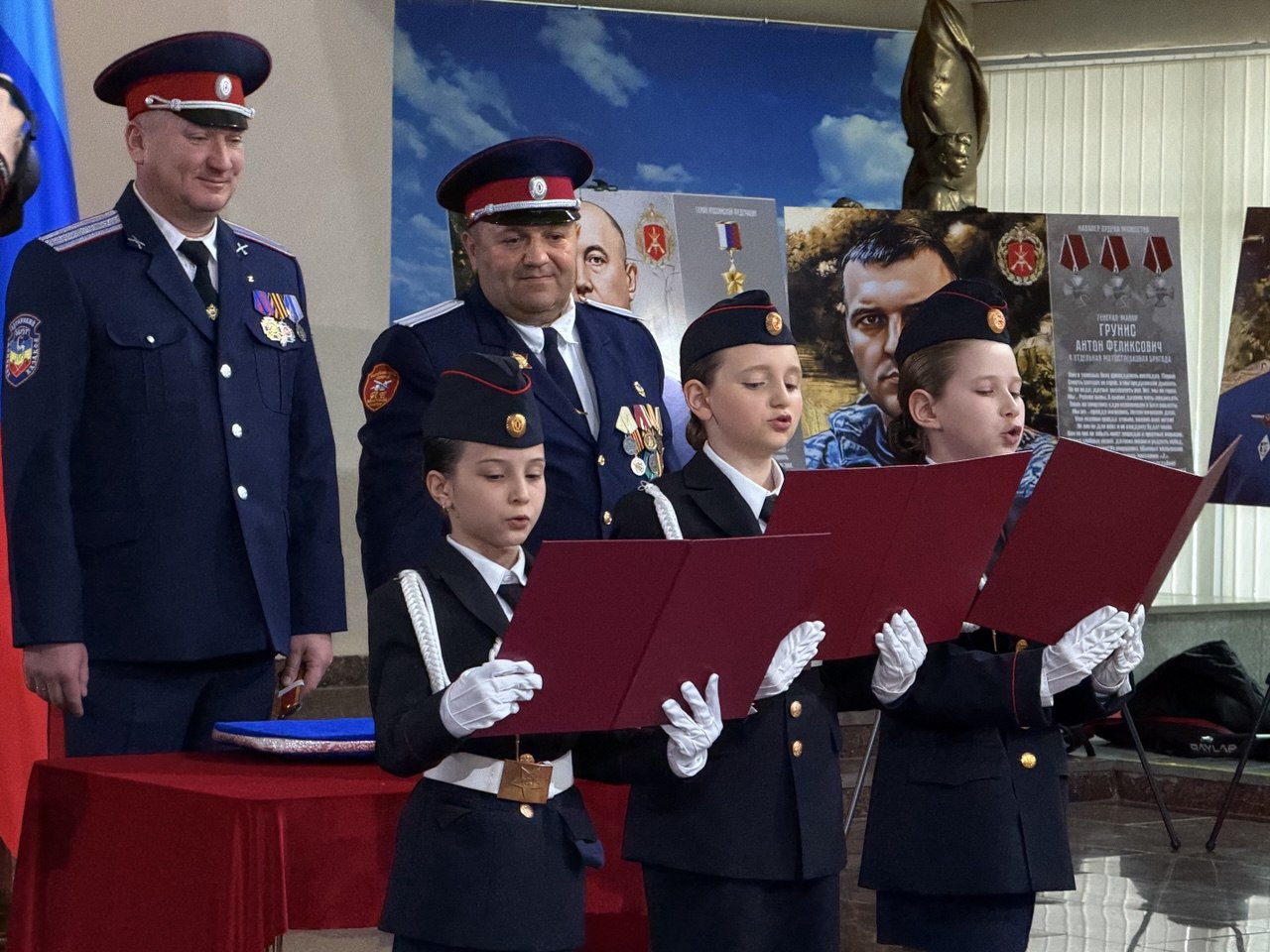 Сергей Козенко: Принял участие в торжественной церемонии принятия присяги учащимися Краснодонской средней школы № 8 им. Виталия Парсанова, которая прошла в Краснодонском музее «Молодая гвардия» Сергей Козенко: Принял участие в торжественной церемонии принятия присяги учащимися Краснодонской средней школы № 8 им. Виталия Парсанова, которая прошла в Краснодонском музее «Молодая гвардия»