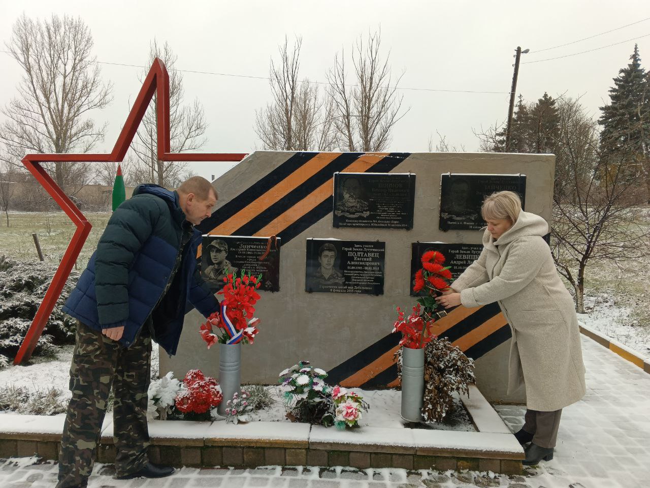 Евгений Бондарь: Как отмечает наш Президент Владимир Путин, героизм этих поистине великих граждан Отечества, их доблесть и мужество отстаивают волю и характер нашего народа Евгений Бондарь: Как отмечает наш Президент Владимир Путин, героизм этих поистине великих граждан Отечества, их доблесть и мужество отстаивают волю и характер нашего народа