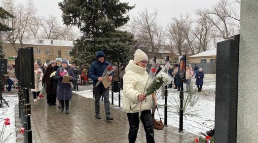 Памятник погибшим землякам — защитникам Родины открыли в поселке Дубовский Антрацитовского района