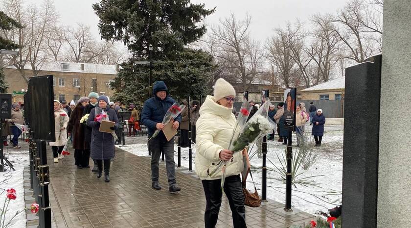 Памятник погибшим землякам — защитникам Родины открыли в поселке Дубовский Антрацитовского района