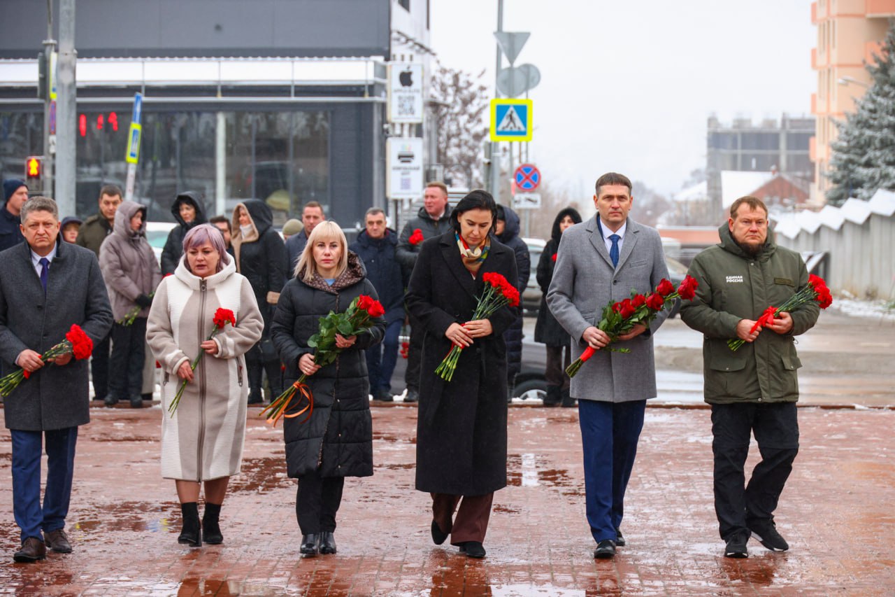 Денис Колесников принял участие в возложении цветов, приуроченном ко Дню Героев Отечества Денис Колесников принял участие в возложении цветов, приуроченном ко Дню Героев Отечества