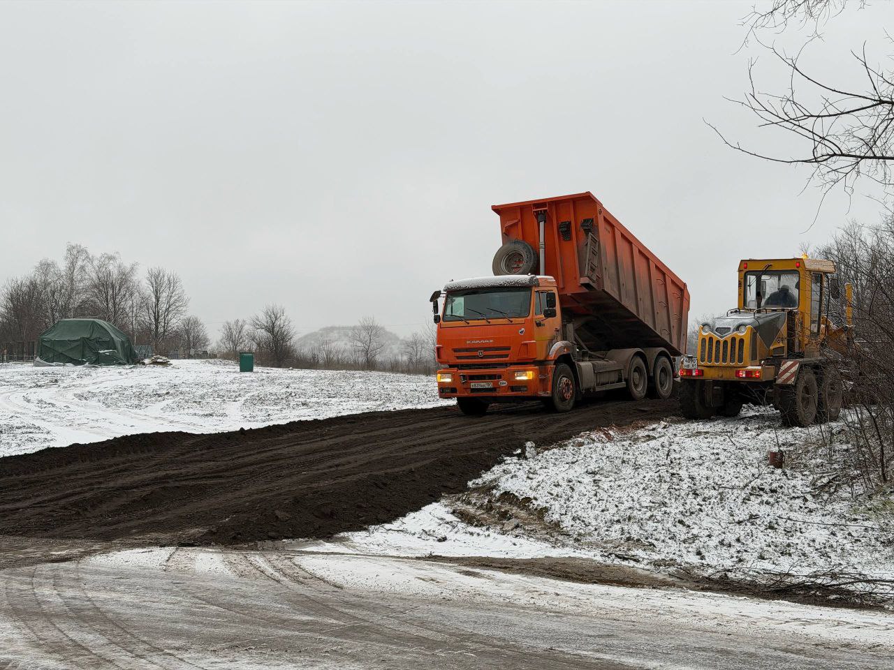 Сергей Колягин: Несмотря на ухудшившиеся погодные условия, продолжаем благоустраивать место захоронения защитников Отечества Сергей Колягин: Несмотря на ухудшившиеся погодные условия, продолжаем благоустраивать место захоронения защитников Отечества
