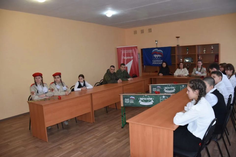 Сегодня, 9 декабря, в "День Героев Отечества" в Брянковском учебно-воспитательном комплексе №5 состоялось открытие уже третьей "Парты Героя" Сегодня, 9 декабря, в "День Героев Отечества" в Брянковском учебно-воспитательном комплексе №5 состоялось открытие уже третьей "Парты Героя"