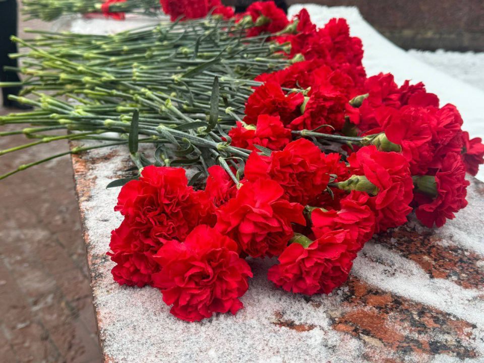 В Луганске почтили память защитников Родины В Луганске почтили память защитников Родины