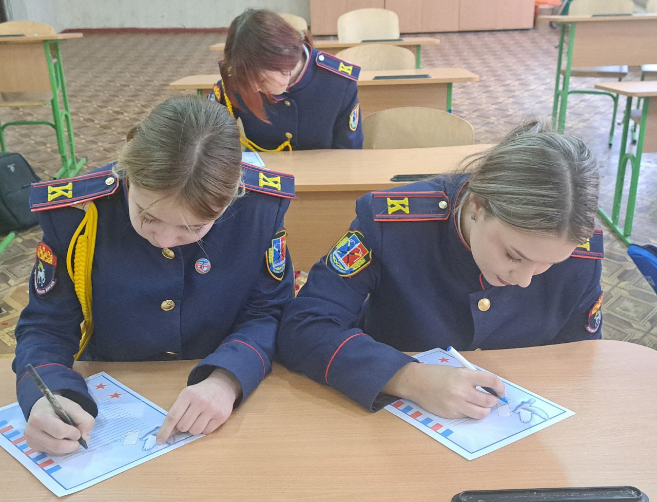 День Героев Отечества. В преддверии Дня Героев Отечества, который отмечается 9 декабря, в "Станично-Луганской средней школе имени Грекова П.М." педагог-организатор Пелых Л.М. провела акцию «Письмо солдату» День Героев Отечества. В преддверии Дня Героев Отечества, который отмечается 9 декабря, в "Станично-Луганской средней школе имени Грекова П.М." педагог-организатор Пелых Л.М. провела акцию «Письмо солдату»