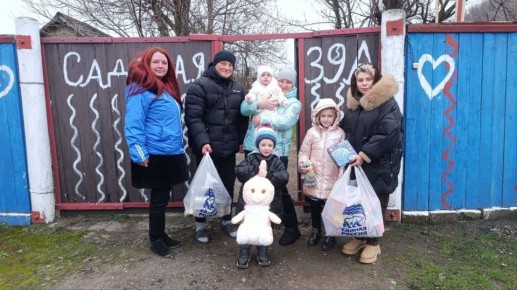 Активисты «Единой России» доставили гуманитарную помощь многодетной семье Первомайска