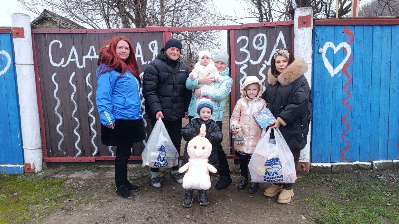 Активисты «Единой России» доставили гуманитарную помощь многодетной семье Первомайска