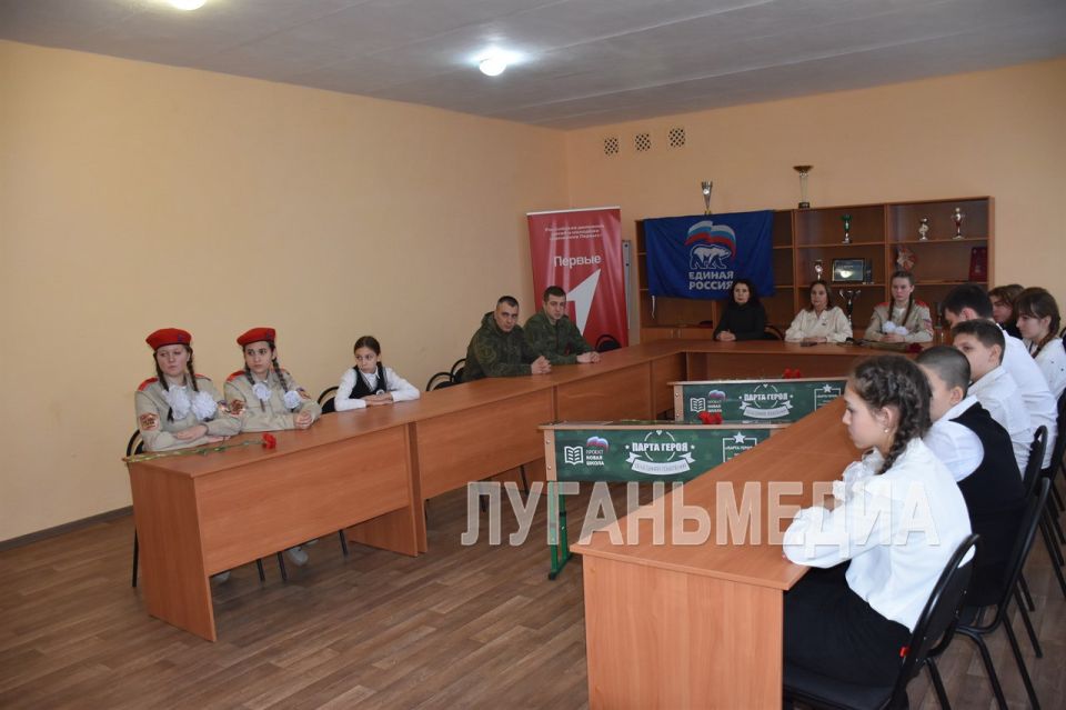 В День Героев Отечества в Брянковском УВК № 5 открыта Парта Героя в честь погибшего выпускника В День Героев Отечества в Брянковском УВК № 5 открыта Парта Героя в честь погибшего выпускника