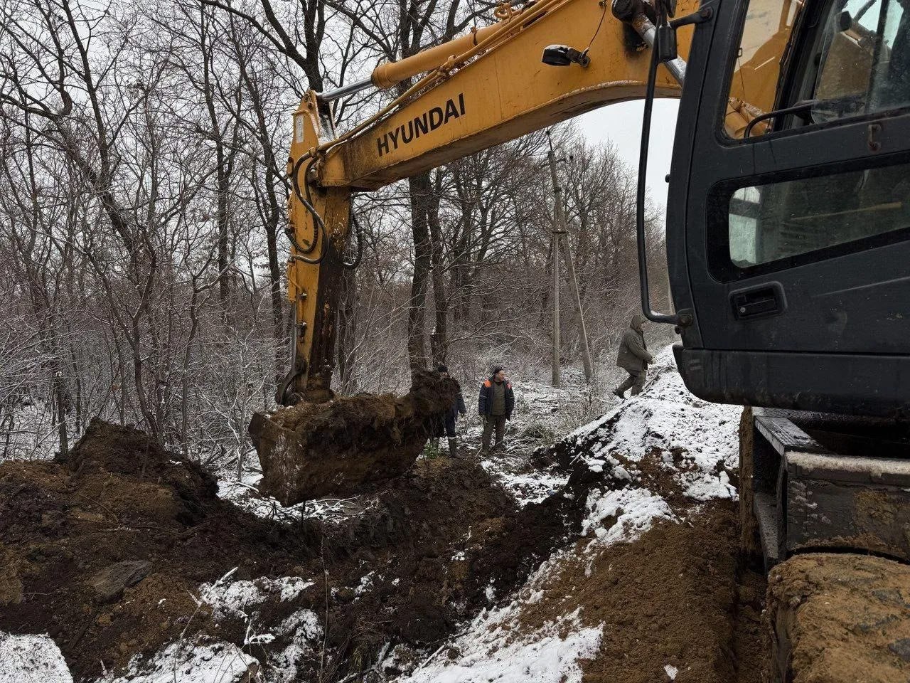 Специалисты Алчевского управления «Луганскводы» ремонтируют магистральный водовод Специалисты Алчевского управления «Луганскводы» ремонтируют магистральный водовод