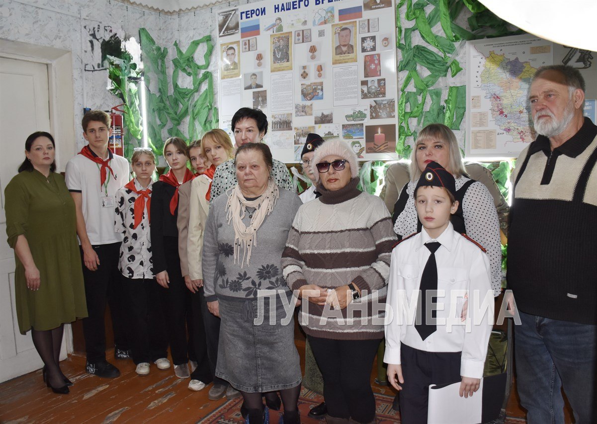 В Краснолучской школе № 9 открыли музейную экспозицию, посвященную участникам СВО В Краснолучской школе № 9 открыли музейную экспозицию, посвященную участникам СВО