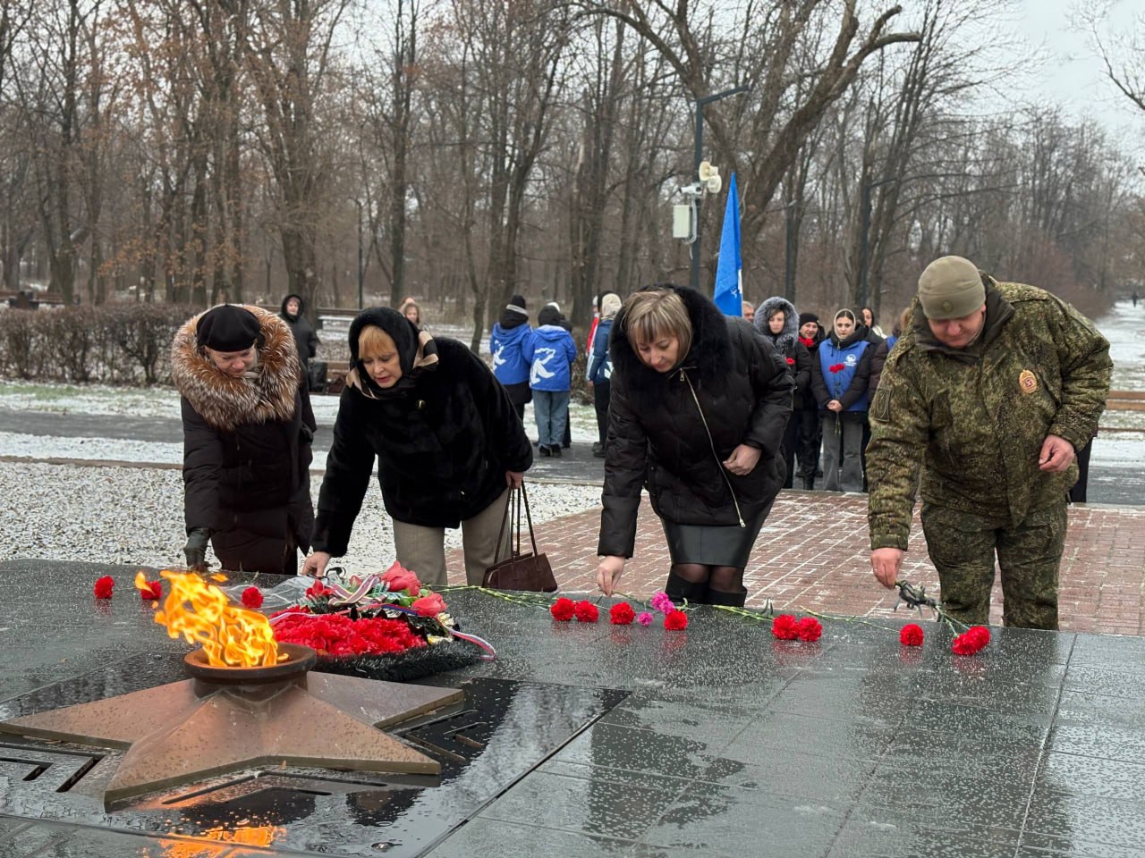 В Красном Луче почтили память Героев Отечества В Красном Луче почтили память Героев Отечества