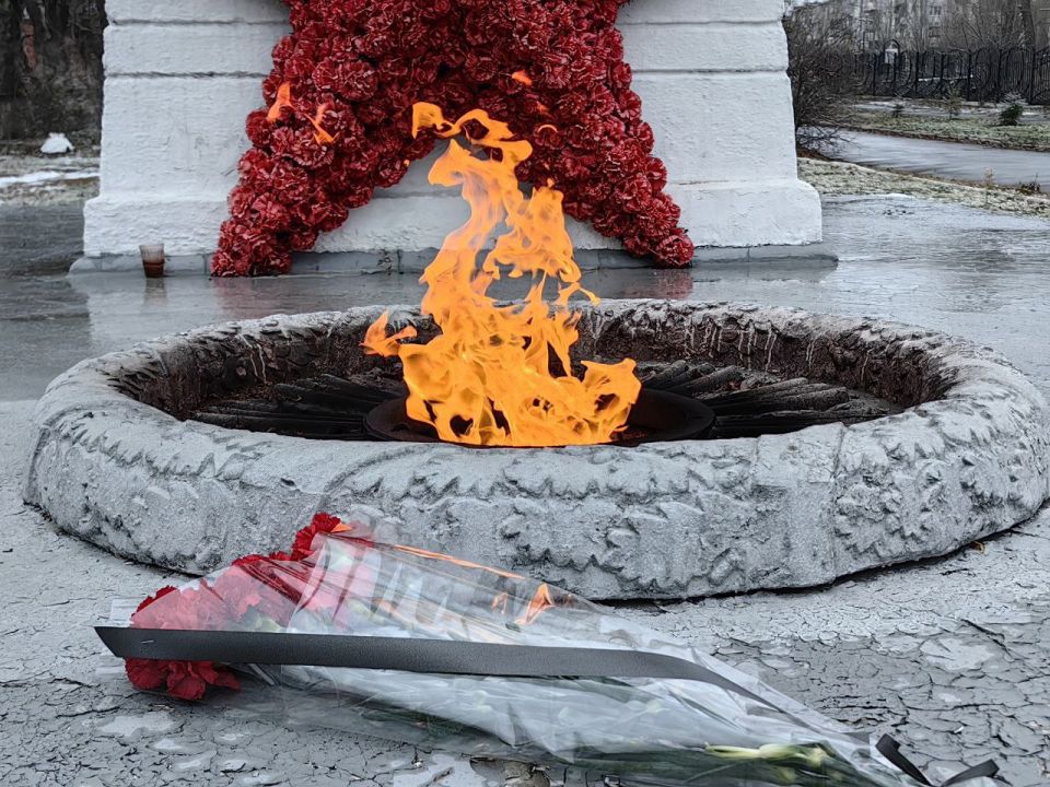 Евгений Шаталин: Возложил цветы у Вечного огня, в День Героев Отечества Евгений Шаталин: Возложил цветы у Вечного огня, в День Героев Отечества
