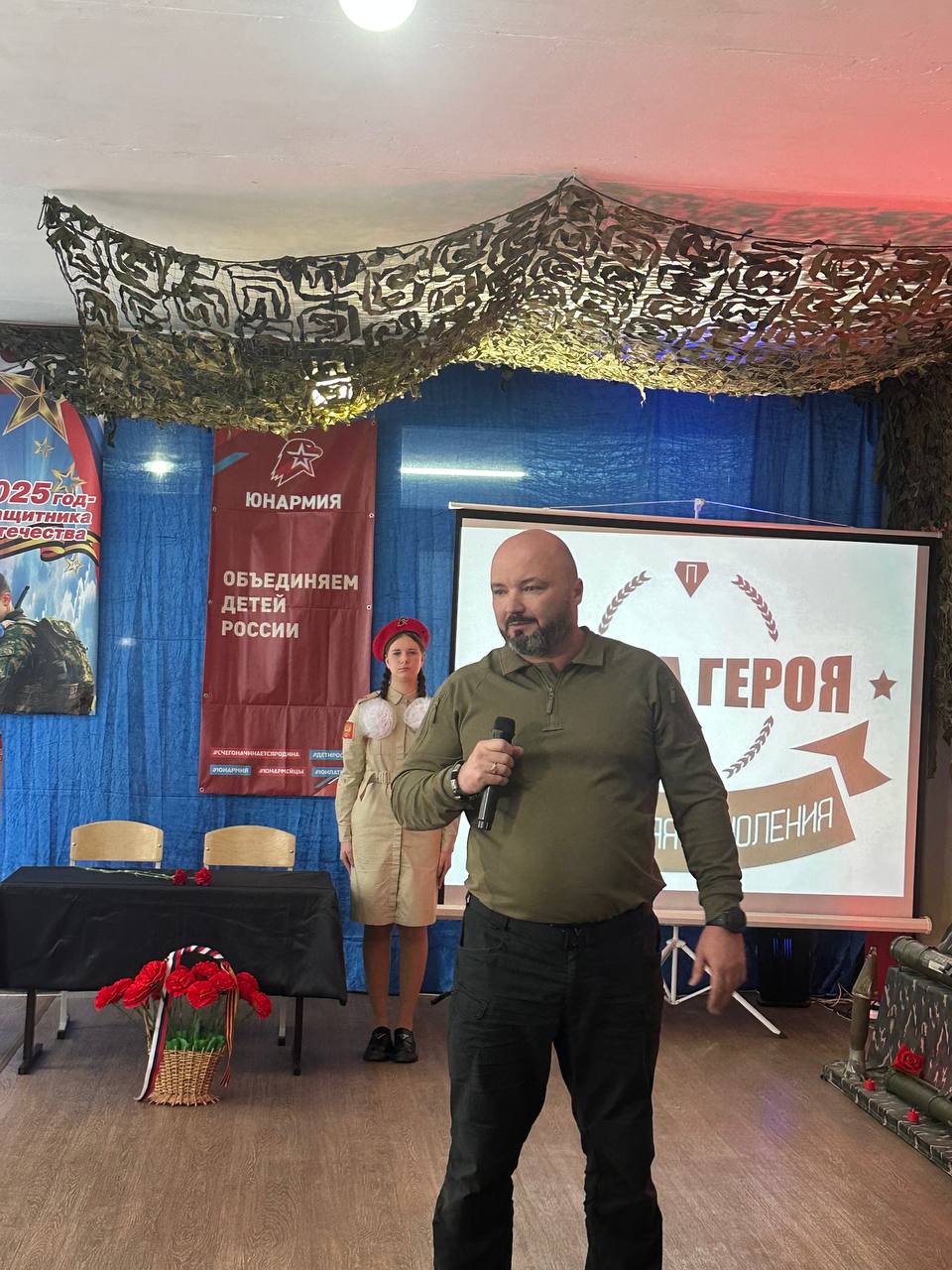 Сегодня, в День Героев Отечества, в Ровеньковской школе №6 имени О.В. Анащенко произошло значимое событие – открытие Парты Героя Сегодня, в День Героев Отечества, в Ровеньковской школе №6 имени О.В. Анащенко произошло значимое событие – открытие Парты Героя