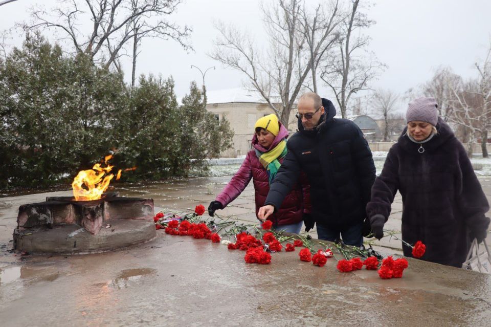 В День Героев Отечества северодончане приняли участие в возложении В День Героев Отечества северодончане приняли участие в возложении