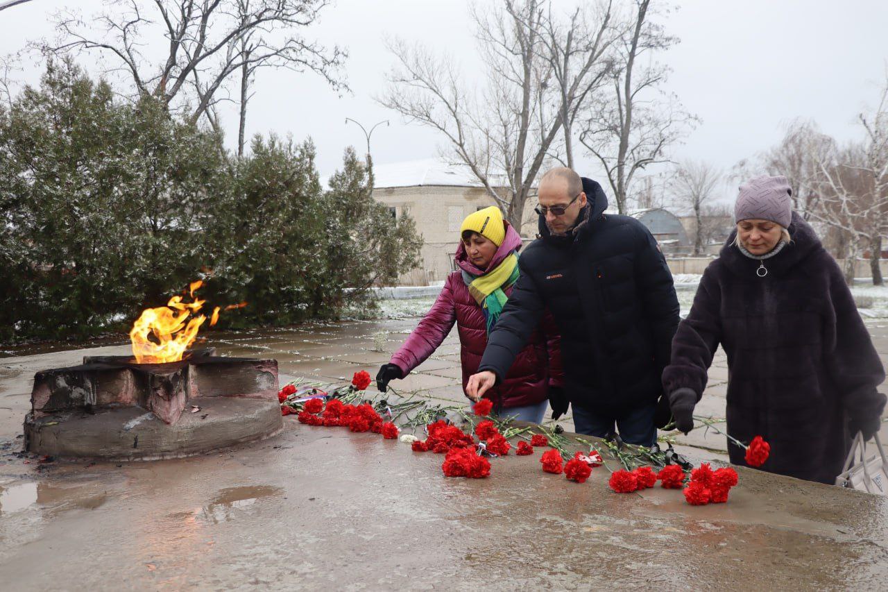 В День Героев Отечества северодончане приняли участие в возложении В День Героев Отечества северодончане приняли участие в возложении