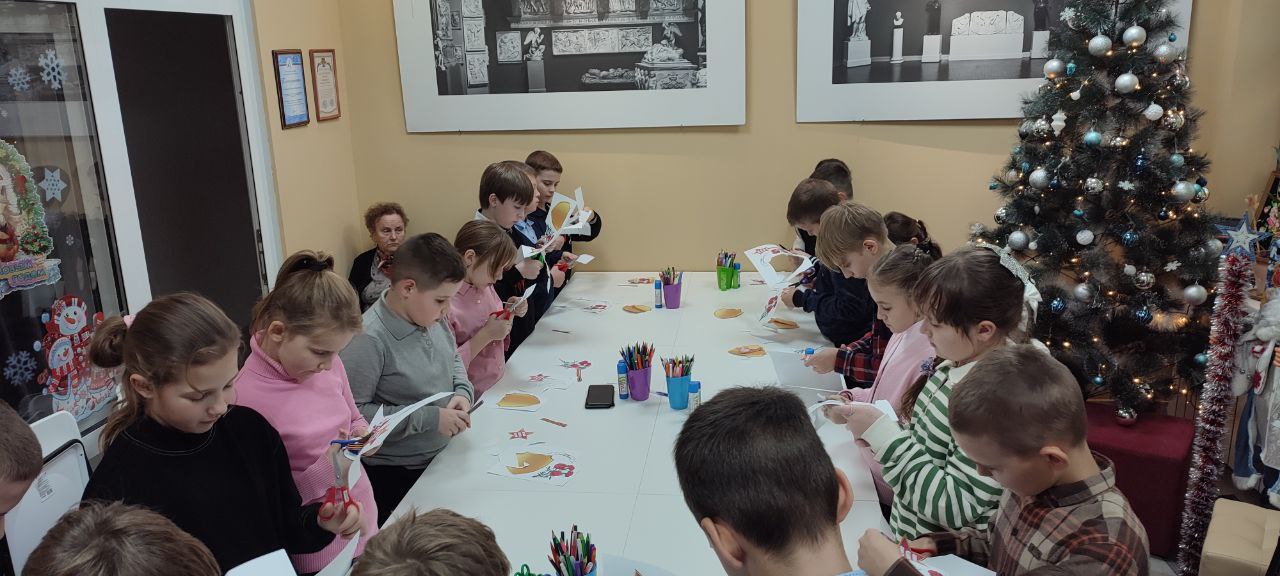 В детском центре Перевальского районного исторического музея прошло мероприятие для учащихся Перевальской гимназии № 1 под названием «Подвиг героев в сердцах поколений», посвященное Дню Героев Отечества В детском центре Перевальского районного исторического музея прошло мероприятие для учащихся Перевальской гимназии № 1 под названием «Подвиг героев в сердцах поколений», посвященное Дню Героев Отечества