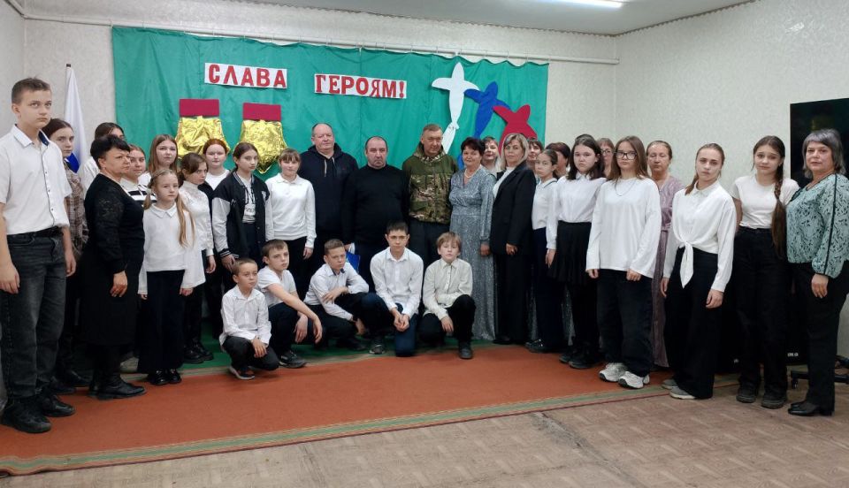 В День Героев Отечества активисты партии «Единая Россия» провели урок мужества «Учись у Героев Отчизну любить!» для учащихся Есауловской основной школы В День Героев Отечества активисты партии «Единая Россия» провели урок мужества «Учись у Героев Отчизну любить!» для учащихся Есауловской основной школы