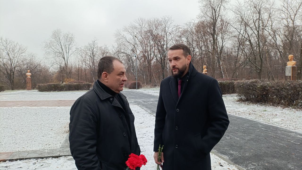 Вечная память павшим и низкий поклон живым! Героизм — это не только подвиг на поле боя, но и ежедневная верность долгу, профессионализм, стойкость и любовь к своему народу Вечная память павшим и низкий поклон живым! Героизм — это не только подвиг на поле боя, но и ежедневная верность долгу, профессионализм, стойкость и любовь к своему народу