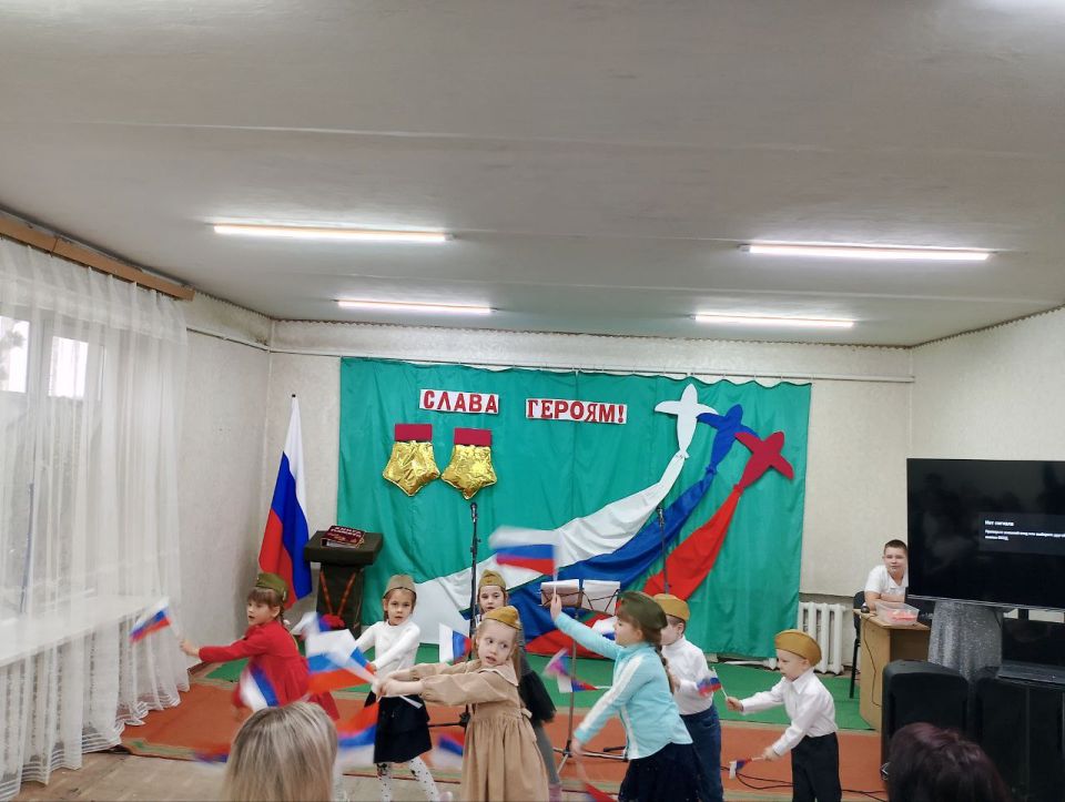 В День Героев Отечества активисты партии «Единая Россия» провели урок мужества «Учись у Героев Отчизну любить!» для учащихся Есауловской основной школы В День Героев Отечества активисты партии «Единая Россия» провели урок мужества «Учись у Героев Отчизну любить!» для учащихся Есауловской основной школы