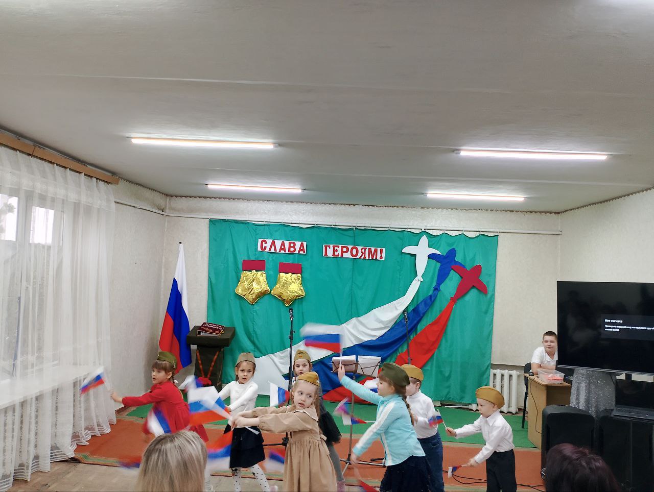 В День Героев Отечества активисты партии «Единая Россия» провели урок мужества «Учись у Героев Отчизну любить!» для учащихся Есауловской основной школы В День Героев Отечества активисты партии «Единая Россия» провели урок мужества «Учись у Героев Отчизну любить!» для учащихся Есауловской основной школы