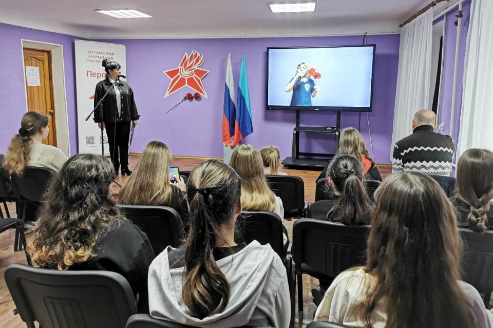 В Свердловском центре детского и юношеского творчества «Мечта» провели познавательный час «Мы помним, мы чтим!» В Свердловском центре детского и юношеского творчества «Мечта» провели познавательный час «Мы помним, мы чтим!»