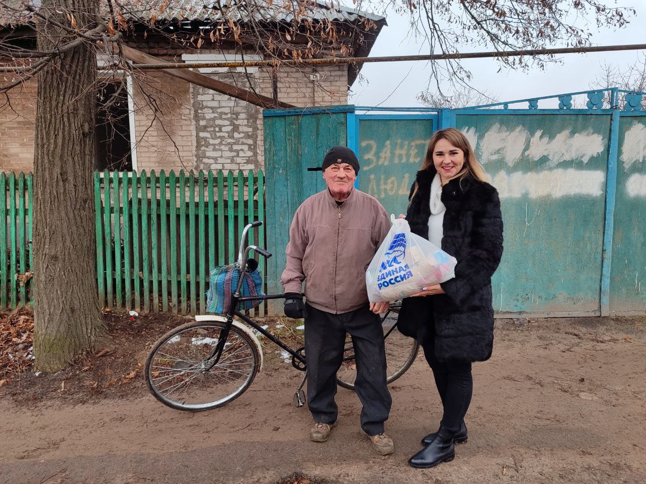 «Эстафета добрых дел». В день празднования дня рождения партии «Единая Россия» Кременское отделение провело акцию «Эстафета добрых дел», в рамках которой нуждающимся гражданам была оказана гуманитарная помощь «Эстафета добрых дел». В день празднования дня рождения партии «Единая Россия» Кременское отделение провело акцию «Эстафета добрых дел», в рамках которой нуждающимся гражданам была оказана гуманитарная помощь