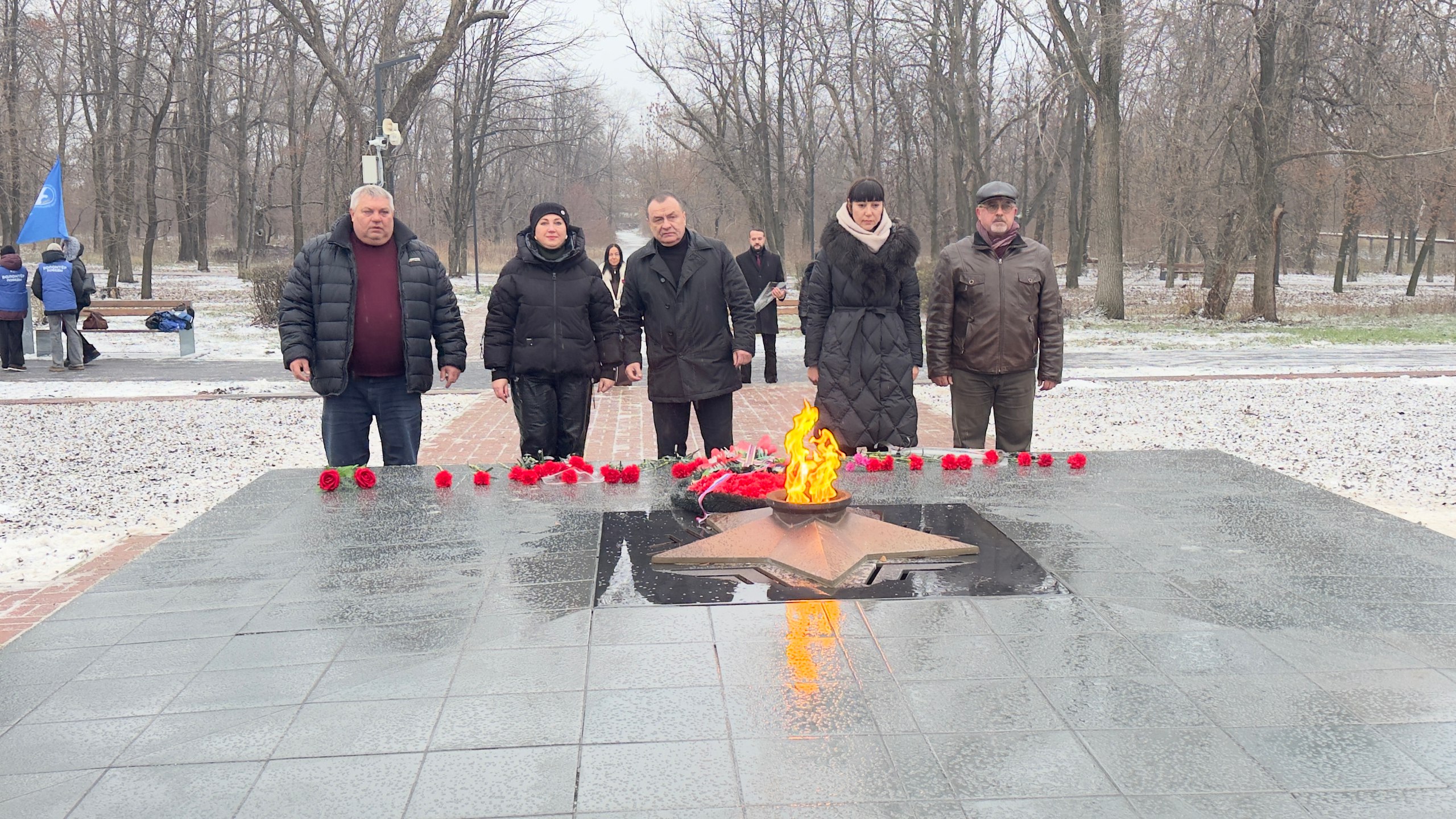 Сегодня, 9 декабря 2025 года, депутаты Совета городского округа, совместно с представителями Народного Совета Луганской Народной Республики и жителями городского округа, возложили цветы в единый час памяти, приуроченный к... Сегодня, 9 декабря 2025 года, депутаты Совета городского округа, совместно с представителями Народного Совета Луганской Народной Республики и жителями городского округа, возложили цветы в единый час памяти, приуроченный к...