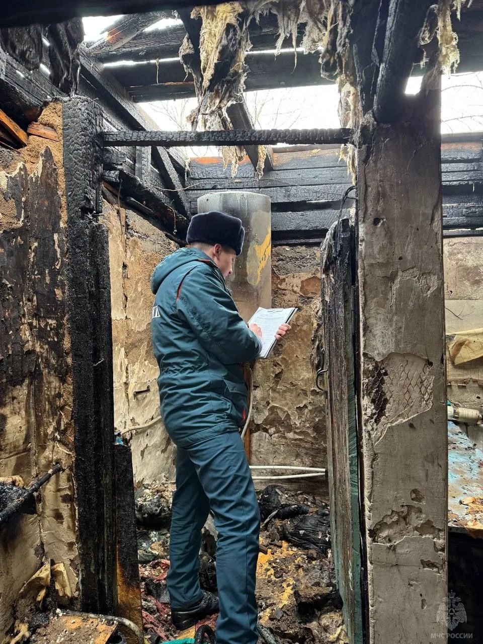 Спасатели потушили горящий частный дом в Свердловске