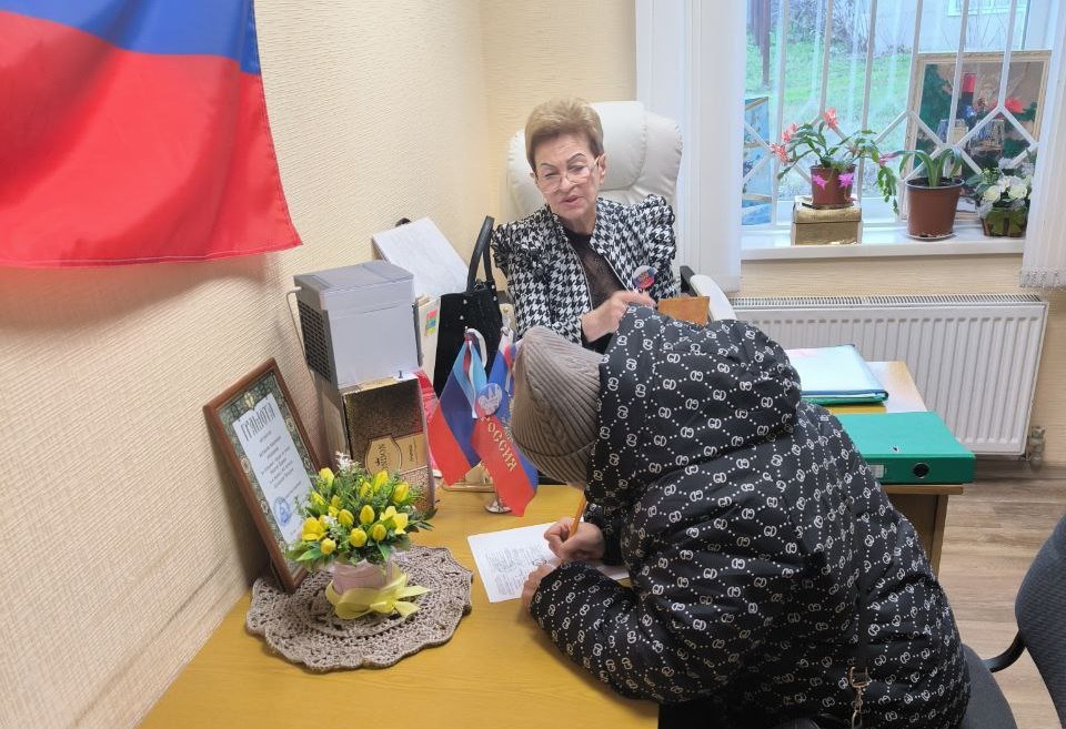 В Станице Луганской продолжается Декада приемов граждан, приуроченная к 24-летию партии «Единая Россия» В Станице Луганской продолжается Декада приемов граждан, приуроченная к 24-летию партии «Единая Россия»