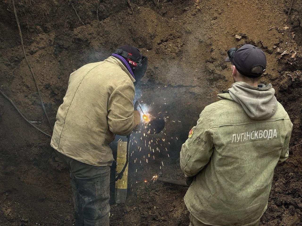 Специалисты Алчевского управления «Луганскводы» ремонтируют магистральный водовод