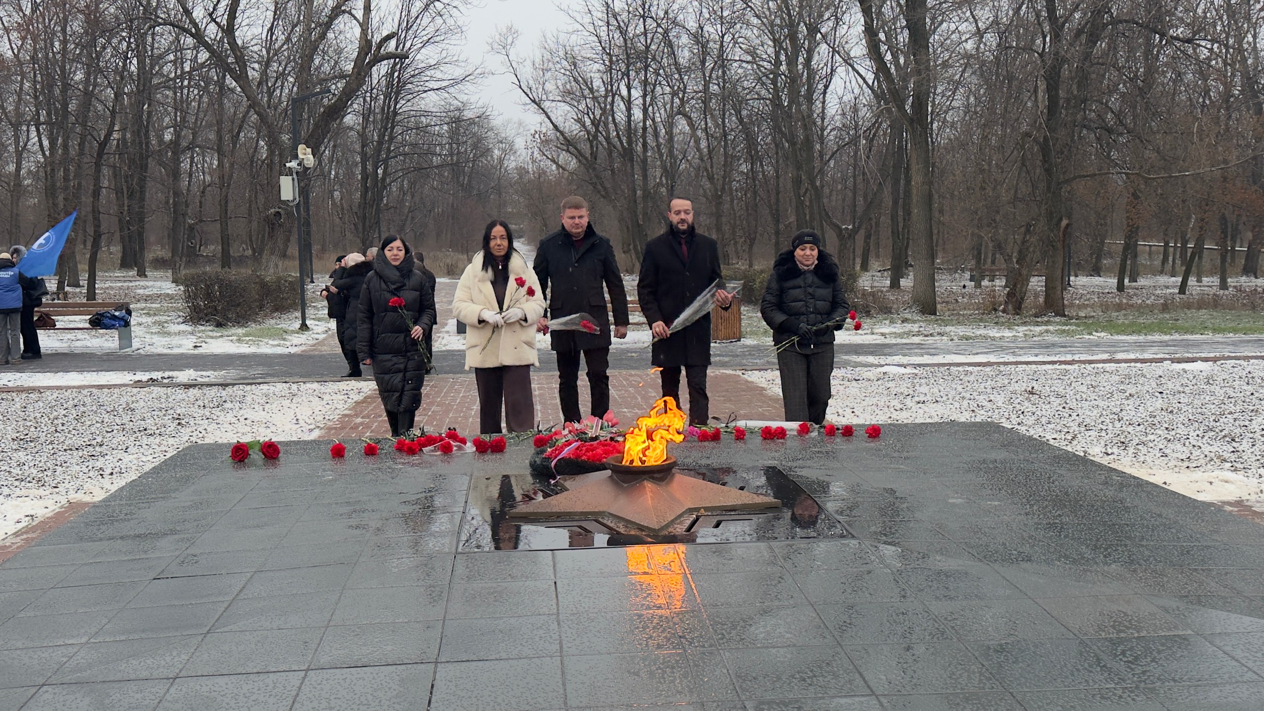 Сегодня, 9 декабря 2025 года, депутаты Совета городского округа, совместно с представителями Народного Совета Луганской Народной Республики и жителями городского округа, возложили цветы в единый час памяти, приуроченный к... Сегодня, 9 декабря 2025 года, депутаты Совета городского округа, совместно с представителями Народного Совета Луганской Народной Республики и жителями городского округа, возложили цветы в единый час памяти, приуроченный к...