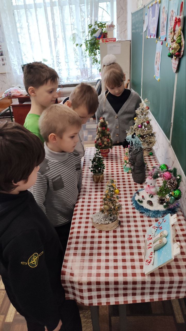 9 декабря 2025г. сотрудниками Музейного комплекса боевой славы на р.Миус был проведен мастер-класс «Новогодняя ёлочка» и выставка новогодних работ мастеров народного клуба «Луч творчества» на базе Хрустальской школы №33... 9 декабря 2025г. сотрудниками Музейного комплекса боевой славы на р.Миус был проведен мастер-класс «Новогодняя ёлочка» и выставка новогодних работ мастеров народного клуба «Луч творчества» на базе Хрустальской школы №33...