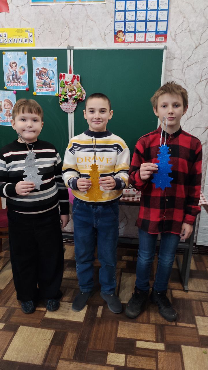 9 декабря 2025г. сотрудниками Музейного комплекса боевой славы на р.Миус был проведен мастер-класс «Новогодняя ёлочка» и выставка новогодних работ мастеров народного клуба «Луч творчества» на базе Хрустальской школы №33... 9 декабря 2025г. сотрудниками Музейного комплекса боевой славы на р.Миус был проведен мастер-класс «Новогодняя ёлочка» и выставка новогодних работ мастеров народного клуба «Луч творчества» на базе Хрустальской школы №33...