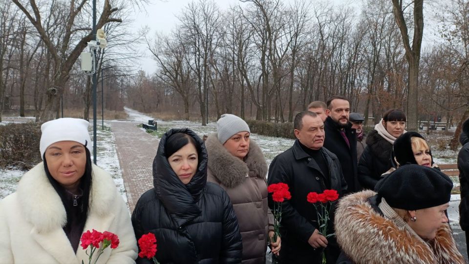 Вечная память павшим и низкий поклон живым! Героизм — это не только подвиг на поле боя, но и ежедневная верность долгу, профессионализм, стойкость и любовь к своему народу Вечная память павшим и низкий поклон живым! Героизм — это не только подвиг на поле боя, но и ежедневная верность долгу, профессионализм, стойкость и любовь к своему народу