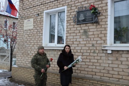 Евгений Бондарь: Как отмечает наш Президент Владимир Путин, героизм этих поистине великих граждан Отечества, их доблесть и мужество отстаивают волю и характер нашего народа