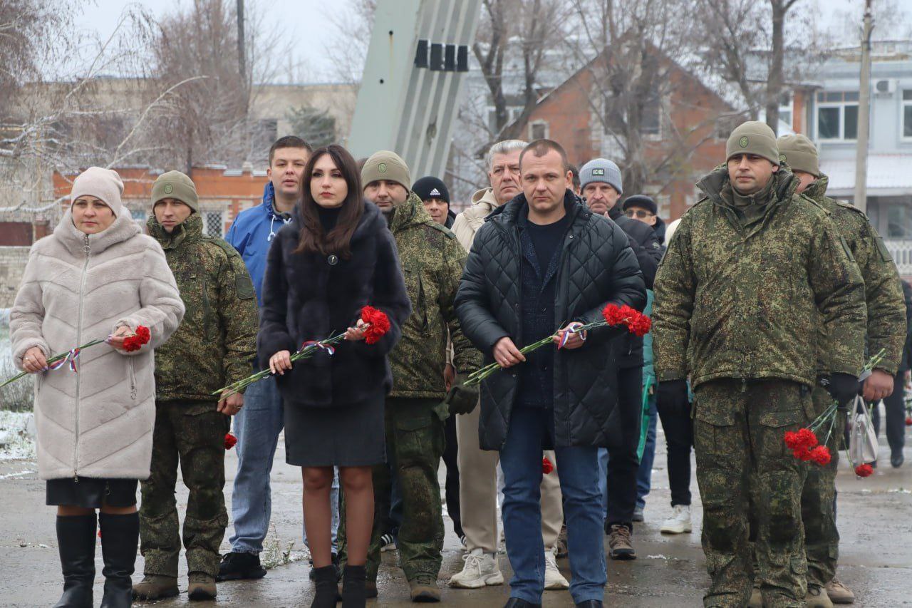 В Северодонецке единороссы почтили память Героев Отечества В Северодонецке единороссы почтили память Героев Отечества