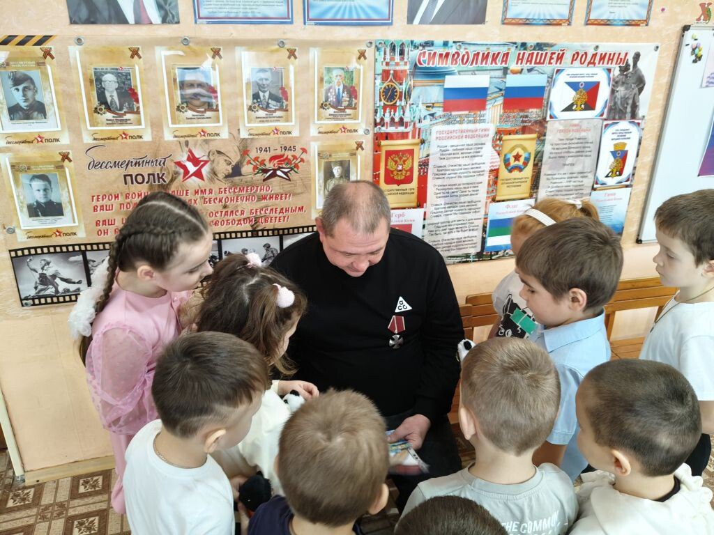 В ровеньковских образовательных учреждениях прошли мероприятия, приуроченные Дню Героя Отечества В ровеньковских образовательных учреждениях прошли мероприятия, приуроченные Дню Героя Отечества