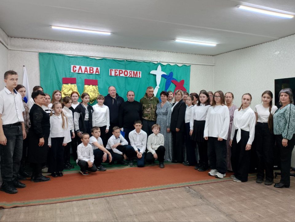 В День Героев Отечества активисты партии «Единая Россия» провели урок мужества «Учись у Героев Отчизну любить!» для учащихся Есауловской основной школы В День Героев Отечества активисты партии «Единая Россия» провели урок мужества «Учись у Героев Отчизну любить!» для учащихся Есауловской основной школы