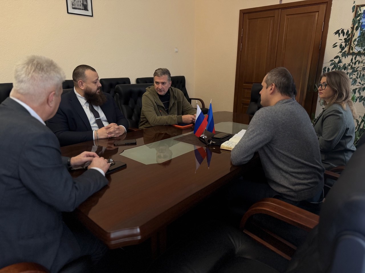 Сергей Козенко: В рамках рабочей встречи совместно с депутатом Народного Совета ЛНР Иваном Санаевым и директором ГУП ЛНР «Лугмедфарм» Иваном Березкиным особое внимание уделили вопросу, связанному с арендными обязательствами... Сергей Козенко: В рамках рабочей встречи совместно с депутатом Народного Совета ЛНР Иваном Санаевым и директором ГУП ЛНР «Лугмедфарм» Иваном Березкиным особое внимание уделили вопросу, связанному с арендными обязательствами...