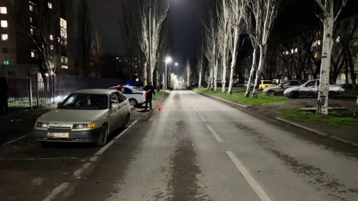 В Луганске двое подростков попали в больницу, угодив под колёса машины