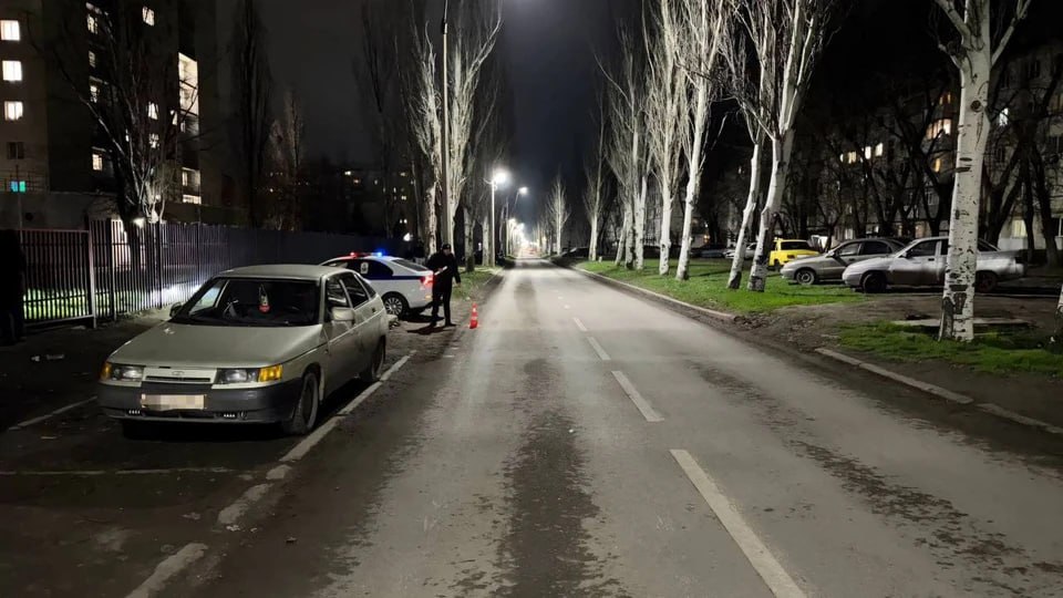 В Луганске двое подростков попали в больницу, угодив под колёса машины