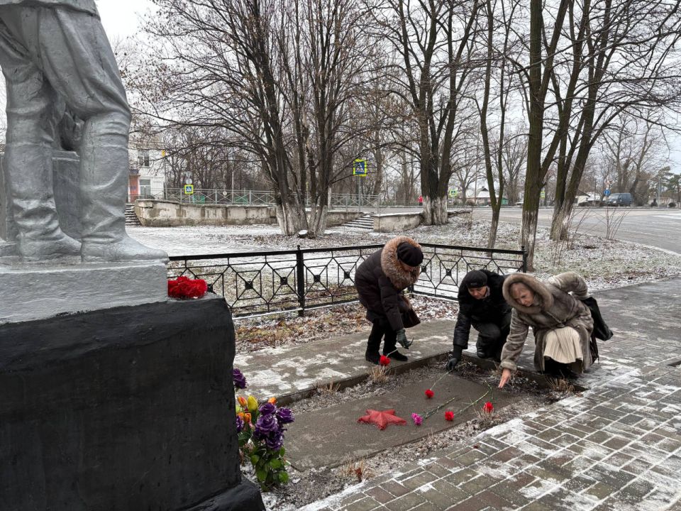 В Красном Луче почтили память Героев Отечества В Красном Луче почтили память Героев Отечества