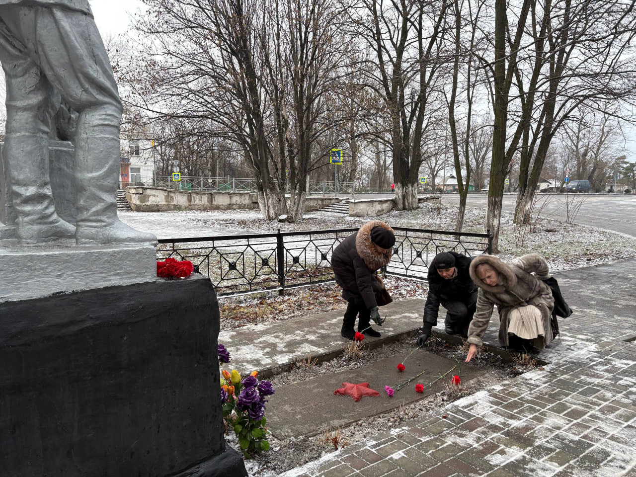 В Красном Луче почтили память Героев Отечества В Красном Луче почтили память Героев Отечества