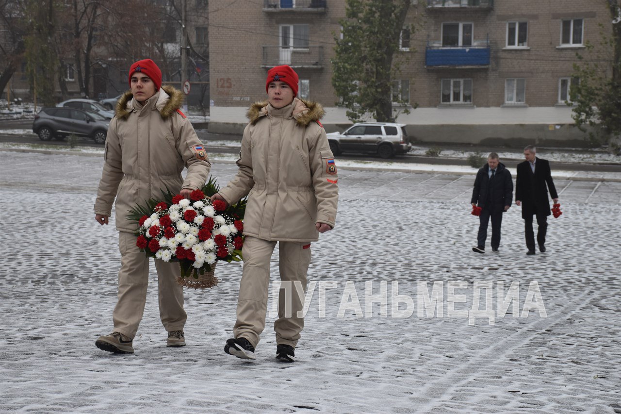 Ровеньки вместе со всей страной торжественно встретили День Героев Отечества Ровеньки вместе со всей страной торжественно встретили День Героев Отечества