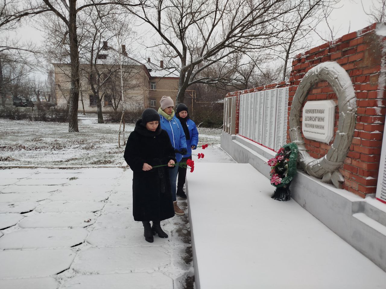 Мы помним! Активисты первичных отделений Единой России почтили память погибших в День Героев Отечества