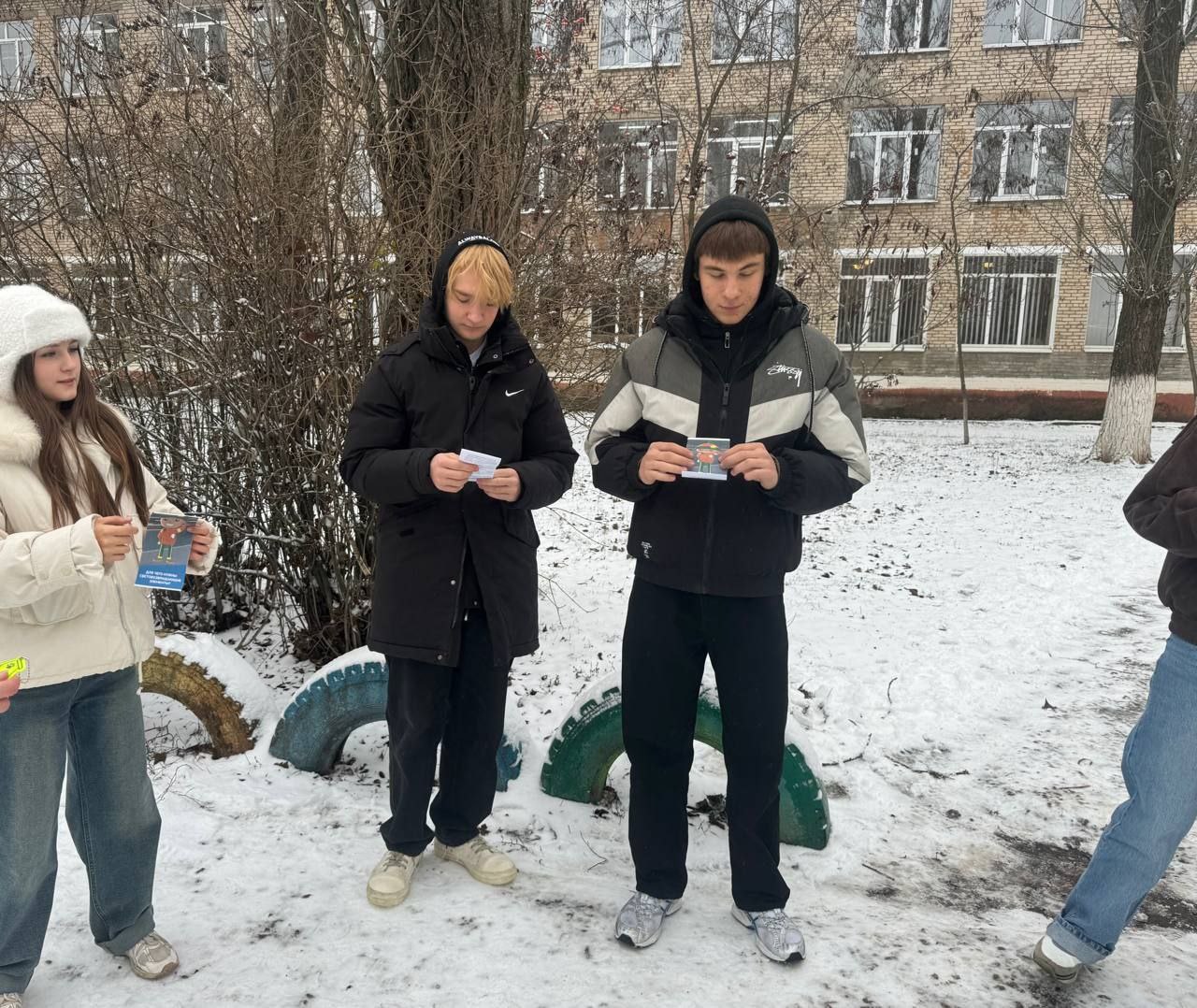 Сотрудники ОГИБДД ОМВД России "Краснодонский" совместно с родительским патрулём провели профилактическое мероприятие для детей Сотрудники ОГИБДД ОМВД России "Краснодонский" совместно с родительским патрулём провели профилактическое мероприятие для детей