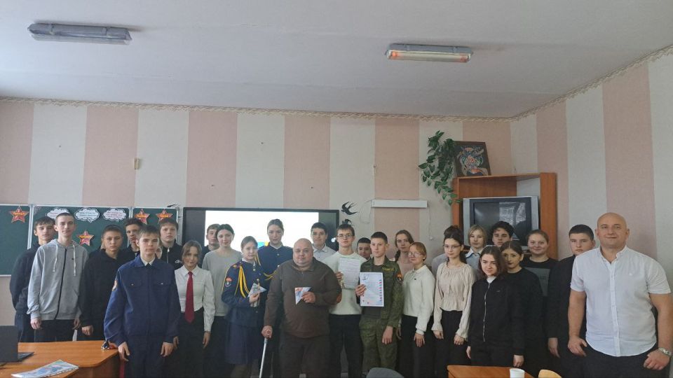 Сегодня в "Станично-Луганской средней школе имени Грекова П.М."под руководством учителя истории Шулики В.Э. и педагога-организатора Пелых Л.М. прошла «Классная встреча» ко Дню Героев Отечества Сегодня в "Станично-Луганской средней школе имени Грекова П.М."под руководством учителя истории Шулики В.Э. и педагога-организатора Пелых Л.М. прошла «Классная встреча» ко Дню Героев Отечества